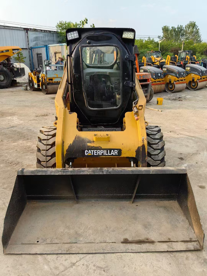 CATERPILLAR 246C - Mini homlokrakodó: 2 kép. CATERPILLAR 246C - Mini homlokrakodó: 2 kép.