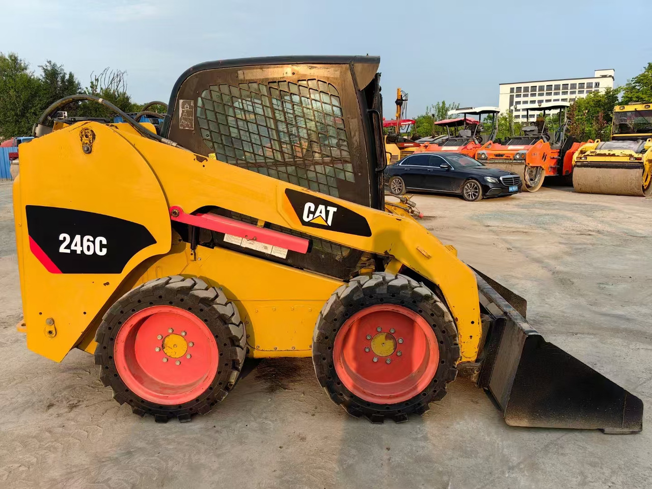 CATERPILLAR 246C - Mini homlokrakodó: 3 kép. CATERPILLAR 246C - Mini homlokrakodó: 3 kép.