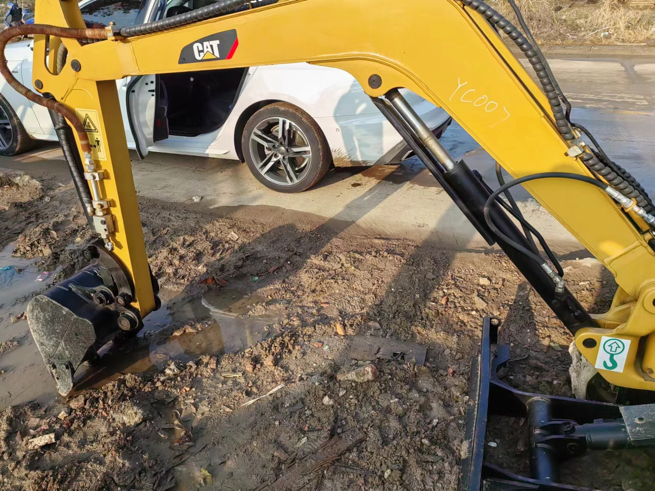 CATERPILLAR 301.5C - Minikotró: 2 kép. CATERPILLAR 301.5C - Minikotró: 2 kép.