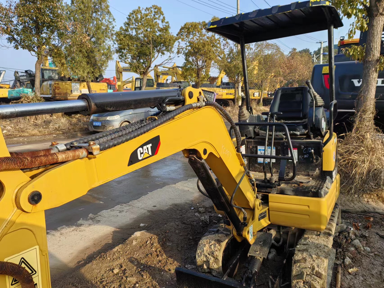 CATERPILLAR 301.5C - Minikotró: 5 kép. CATERPILLAR 301.5C - Minikotró: 5 kép.
