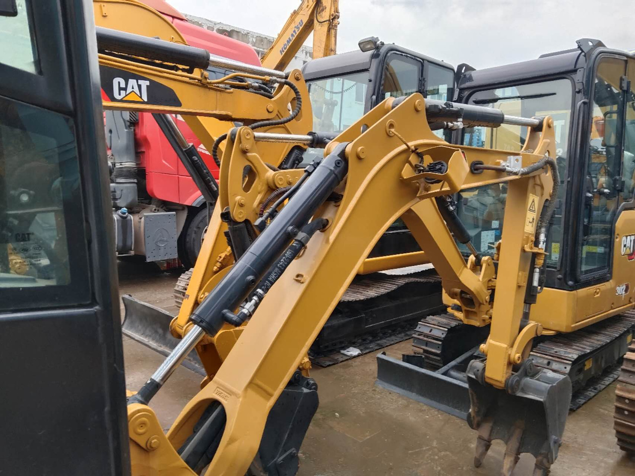CATERPILLAR 302 - Minikotró: 2 kép. CATERPILLAR 302 - Minikotró: 2 kép.