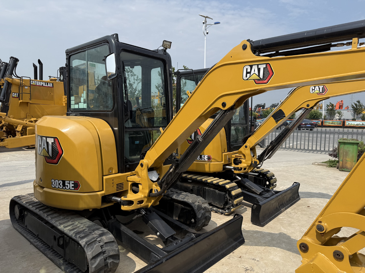 CATERPILLAR 303.5E - Minikotró: 3 kép. CATERPILLAR 303.5E - Minikotró: 3 kép.