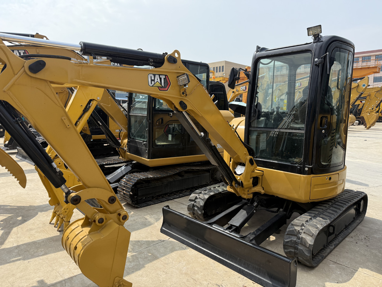 CATERPILLAR 303.5E - Minikotró: 2 kép. CATERPILLAR 303.5E - Minikotró: 2 kép.