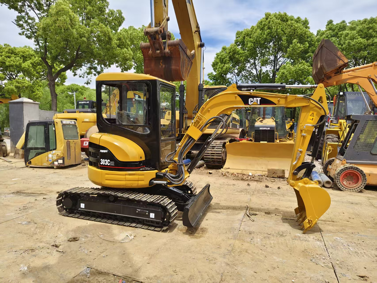 CATERPILLAR 303C - Minikotró: 3 kép. CATERPILLAR 303C - Minikotró: 3 kép.