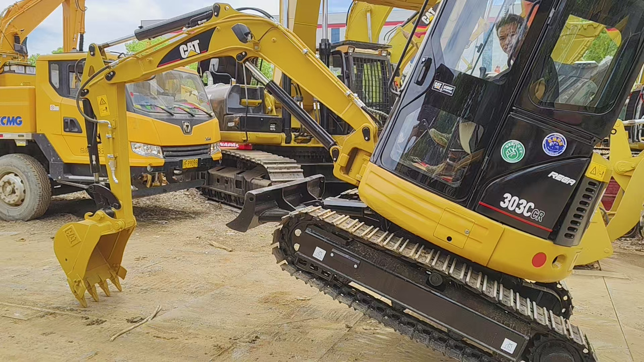CATERPILLAR 303C - Minikotró: 1 kép. CATERPILLAR 303C - Minikotró: 1 kép.
