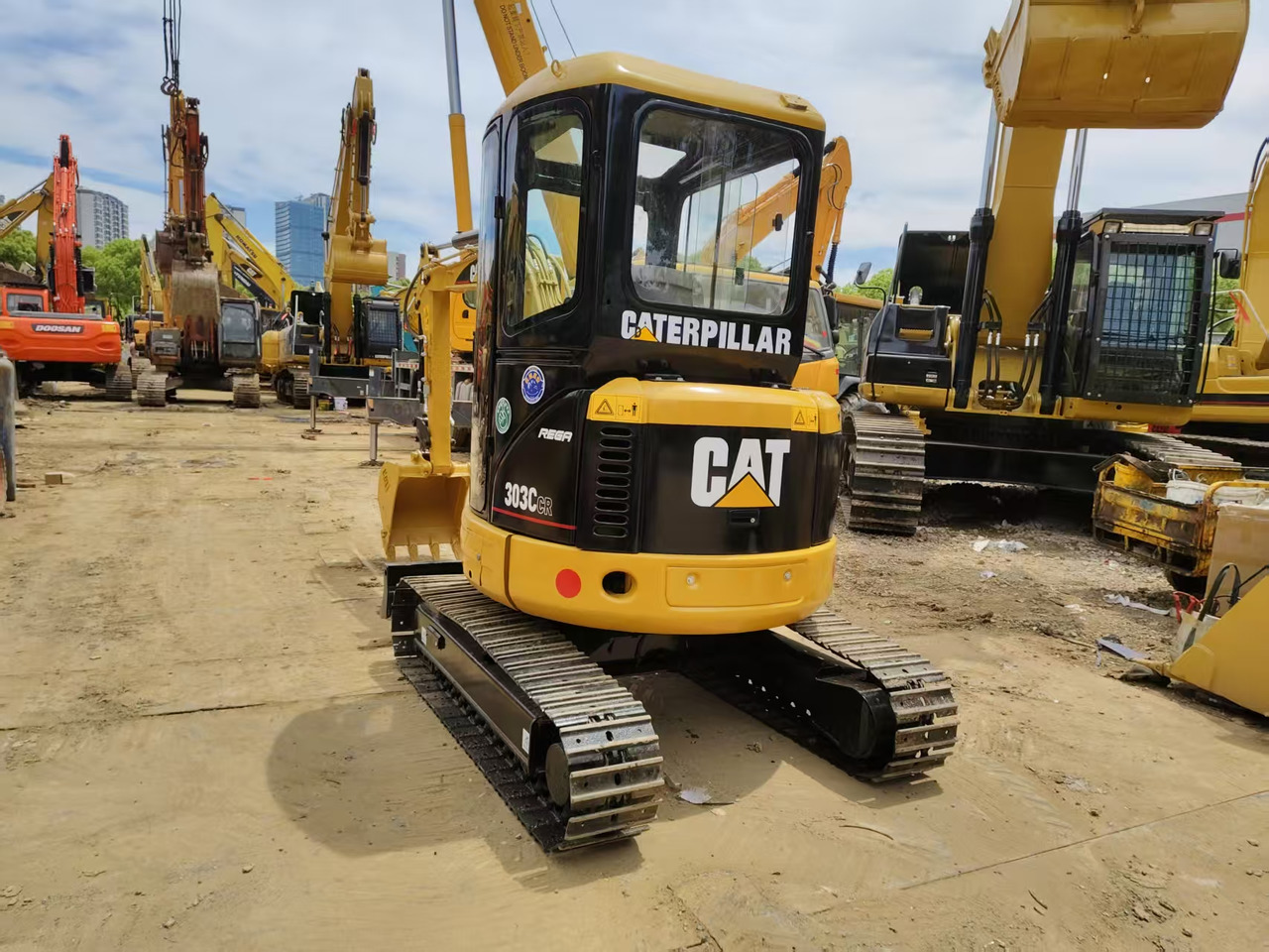 CATERPILLAR 303C - Minikotró: 5 kép. CATERPILLAR 303C - Minikotró: 5 kép.