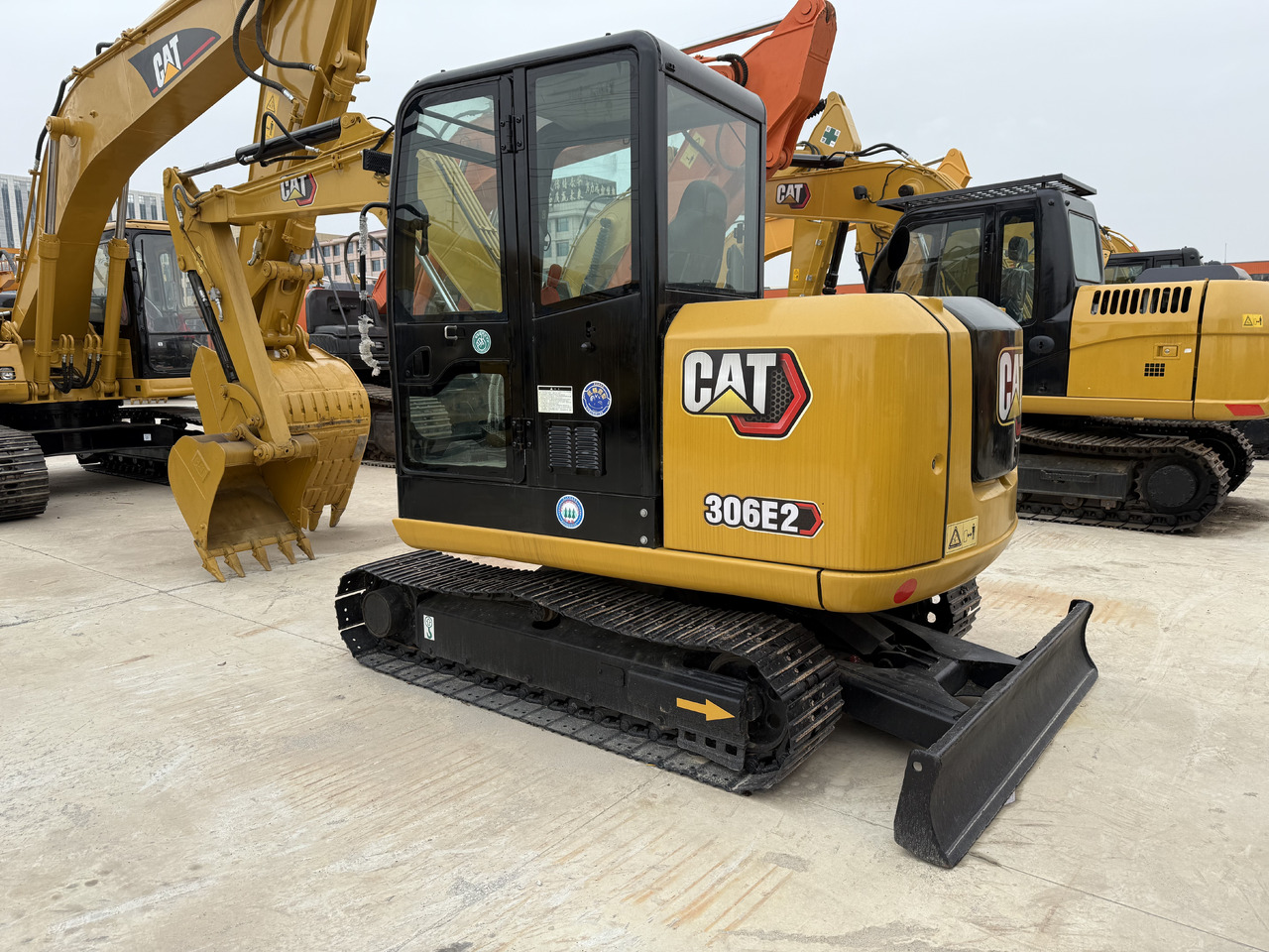 CATERPILLAR 306E2 - Minikotró: 3 kép. CATERPILLAR 306E2 - Minikotró: 3 kép.