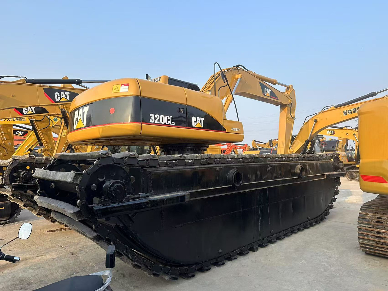 CATERPILLAR 320C Amphibious excavator - Kétéltű kotrógép: 2 kép. CATERPILLAR 320C Amphibious excavator - Kétéltű kotrógép: 2 kép.