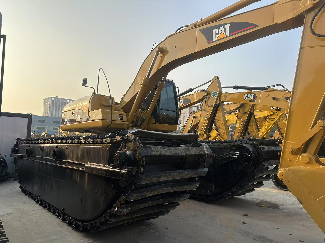 CATERPILLAR 320C Amphibious excavator - Kétéltű kotrógép: 3 kép. CATERPILLAR 320C Amphibious excavator - Kétéltű kotrógép: 3 kép.