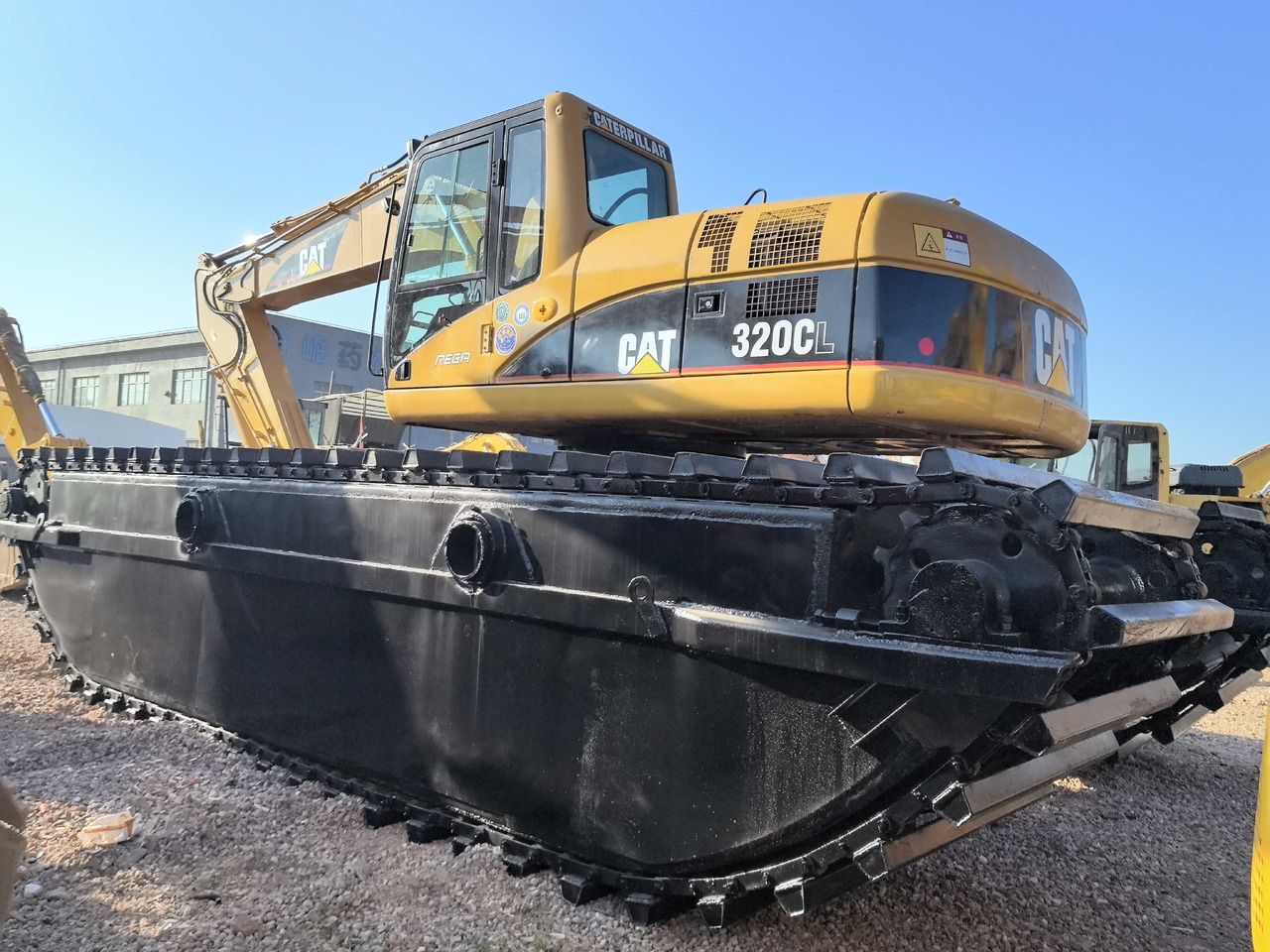 CATERPILLAR 320C - Kétéltű kotrógép: 2 kép. CATERPILLAR 320C - Kétéltű kotrógép: 2 kép.