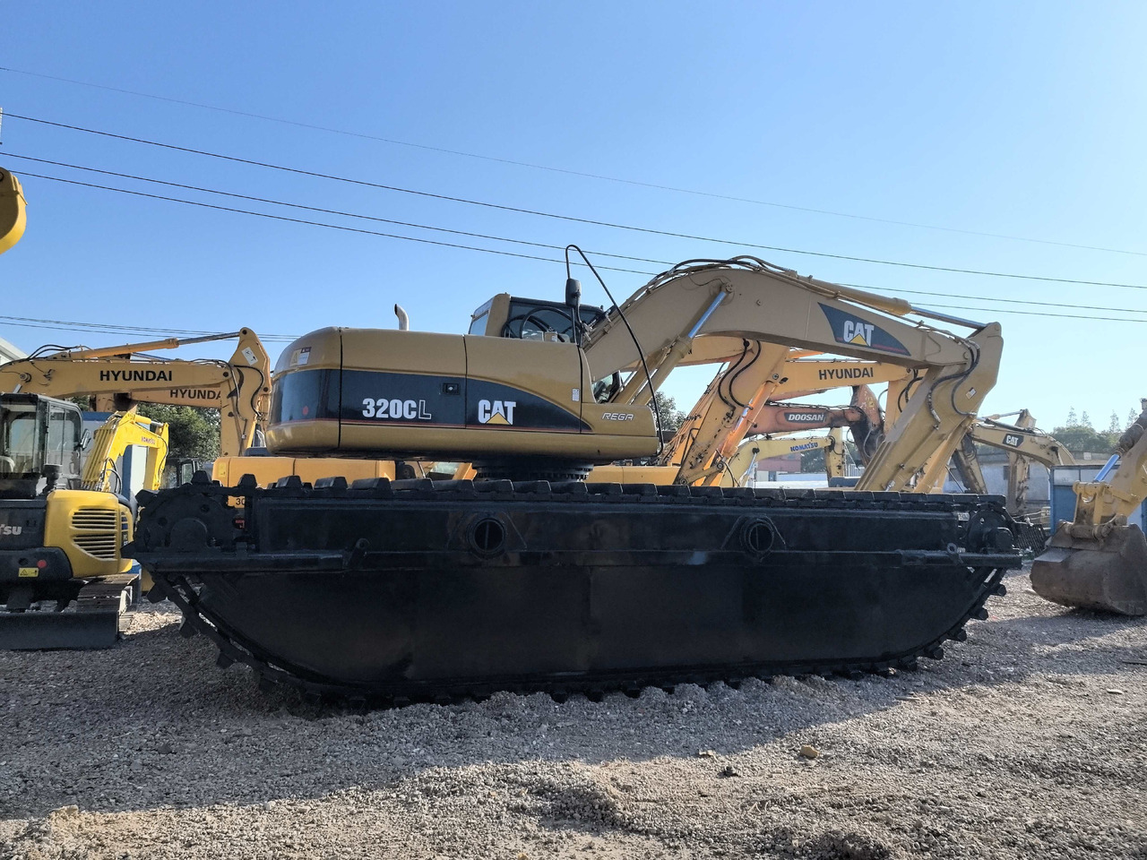 CATERPILLAR 320C - Kétéltű kotrógép: 2 kép. CATERPILLAR 320C - Kétéltű kotrógép: 2 kép.