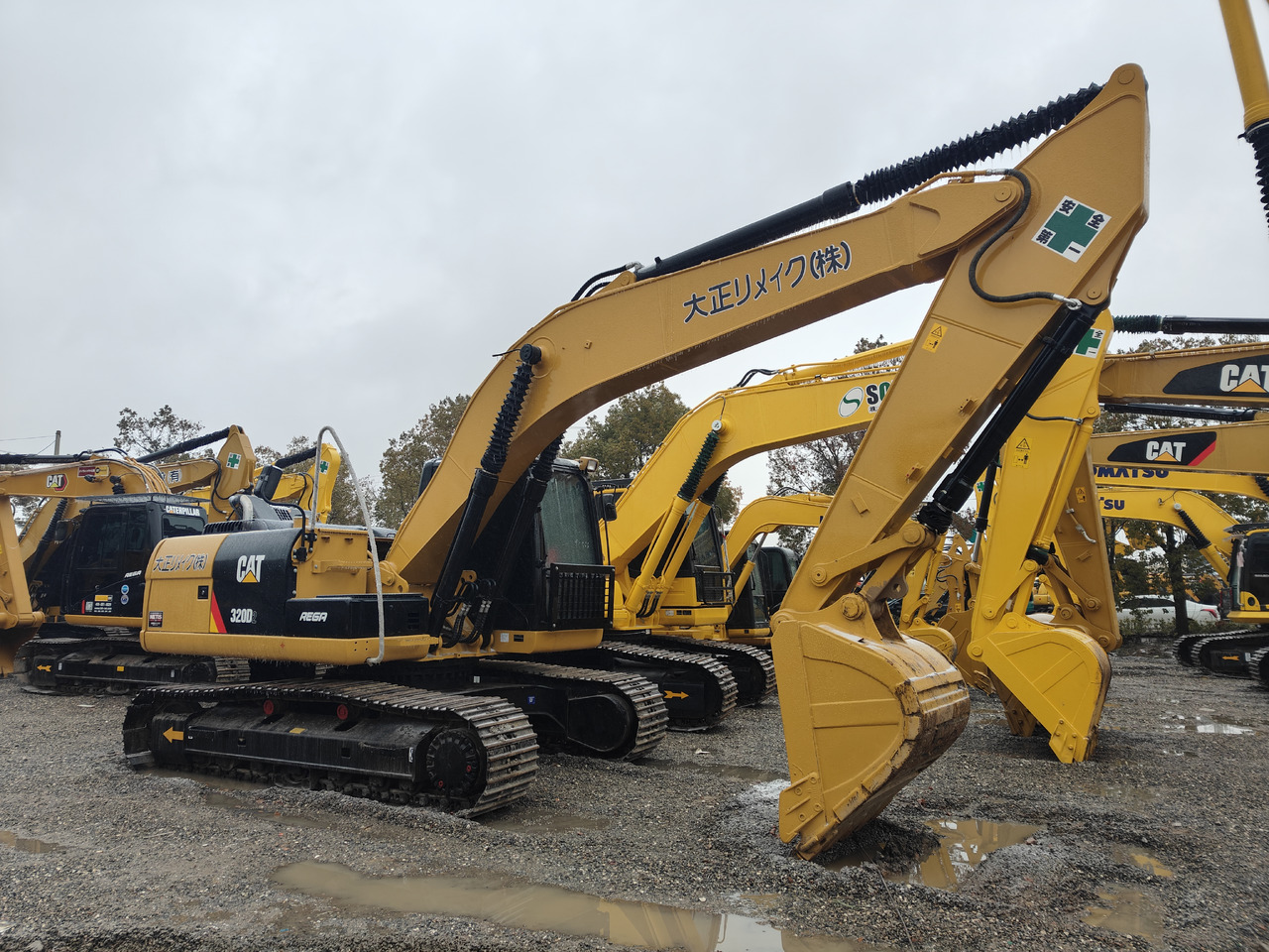 CATERPILLAR 320D2 - Lánctalpas kotró: 1 kép. CATERPILLAR 320D2 - Lánctalpas kotró: 1 kép.