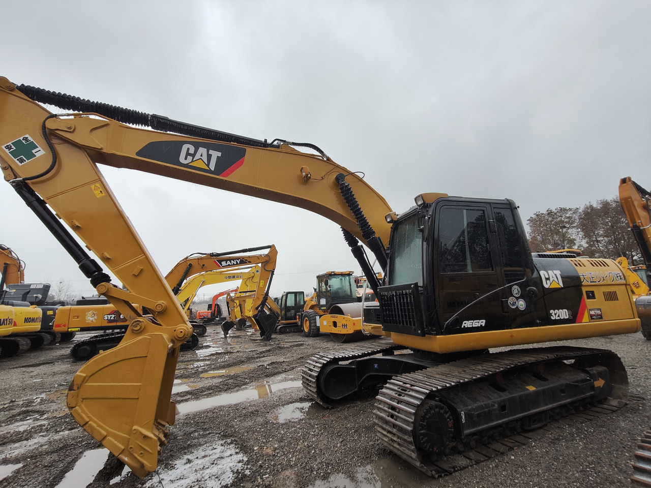 CATERPILLAR 320D2 - Lánctalpas kotró: 4 kép. CATERPILLAR 320D2 - Lánctalpas kotró: 4 kép.