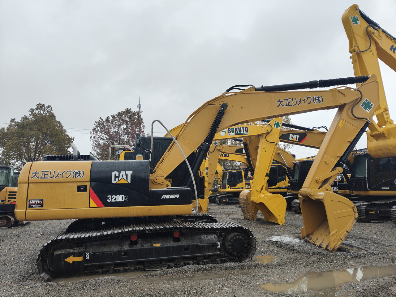 CATERPILLAR 320D2 - Lánctalpas kotró: 3 kép. CATERPILLAR 320D2 - Lánctalpas kotró: 3 kép.