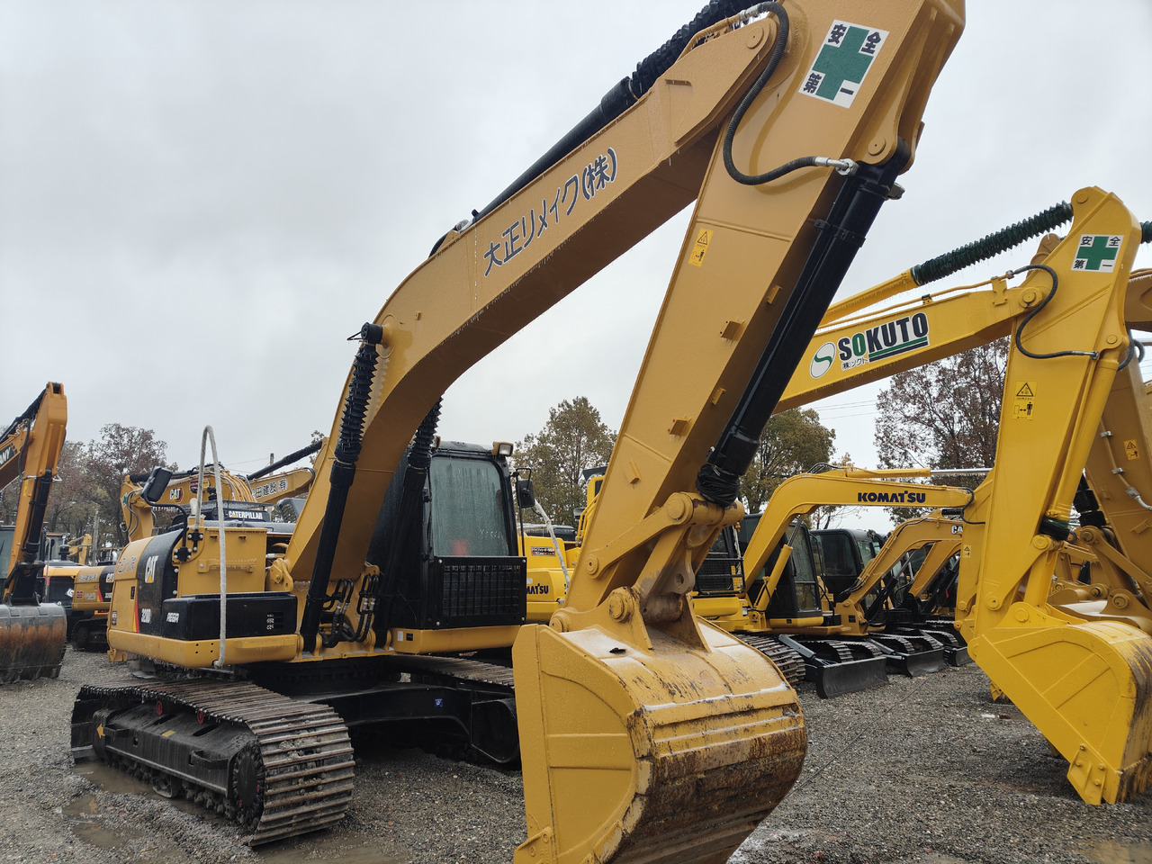 CATERPILLAR 320D2 - Lánctalpas kotró: 2 kép. CATERPILLAR 320D2 - Lánctalpas kotró: 2 kép.