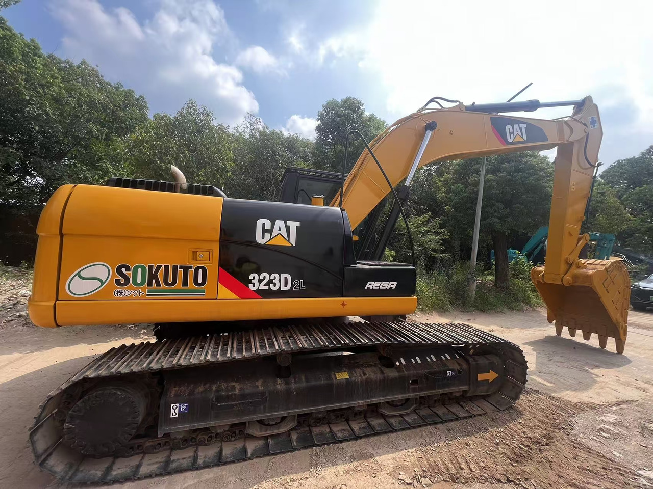 CATERPILLAR 323D2L - Lánctalpas kotró: 4 kép. CATERPILLAR 323D2L - Lánctalpas kotró: 4 kép.