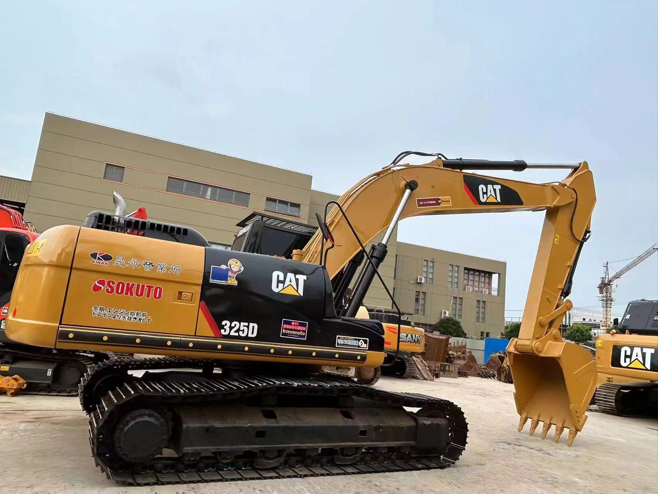 CATERPILLAR 325D - Lánctalpas kotró: 1 kép. CATERPILLAR 325D - Lánctalpas kotró: 1 kép.