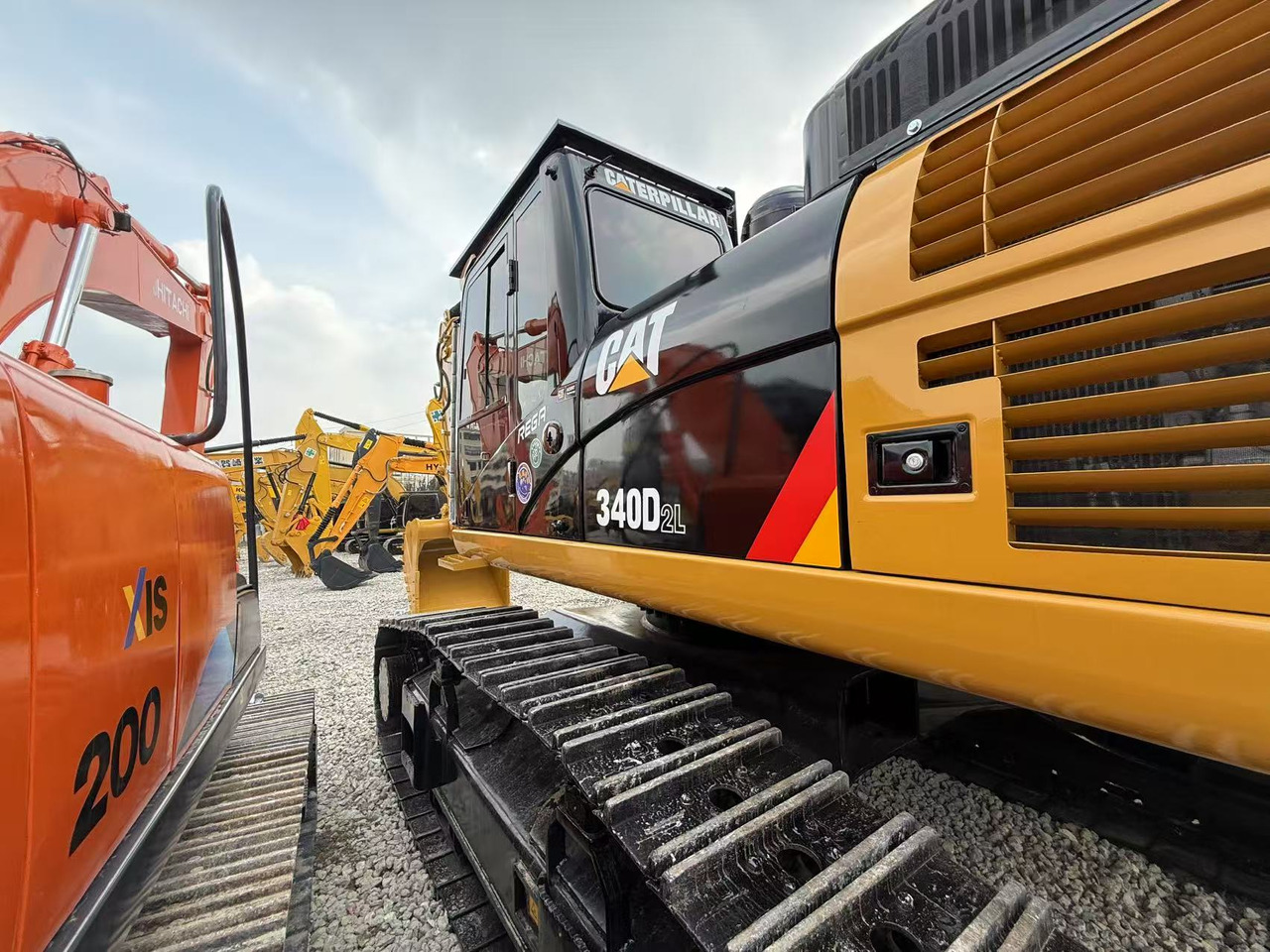 CATERPILLAR 340D2 - Lánctalpas kotró: 2 kép. CATERPILLAR 340D2 - Lánctalpas kotró: 2 kép.