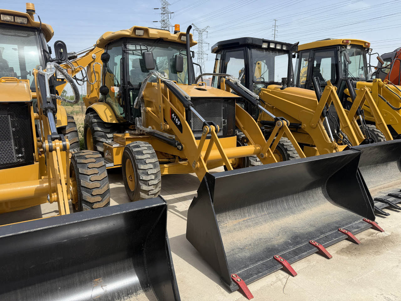 CATERPILLAR 416F - Kotrórakodó: 2 kép. CATERPILLAR 416F - Kotrórakodó: 2 kép.