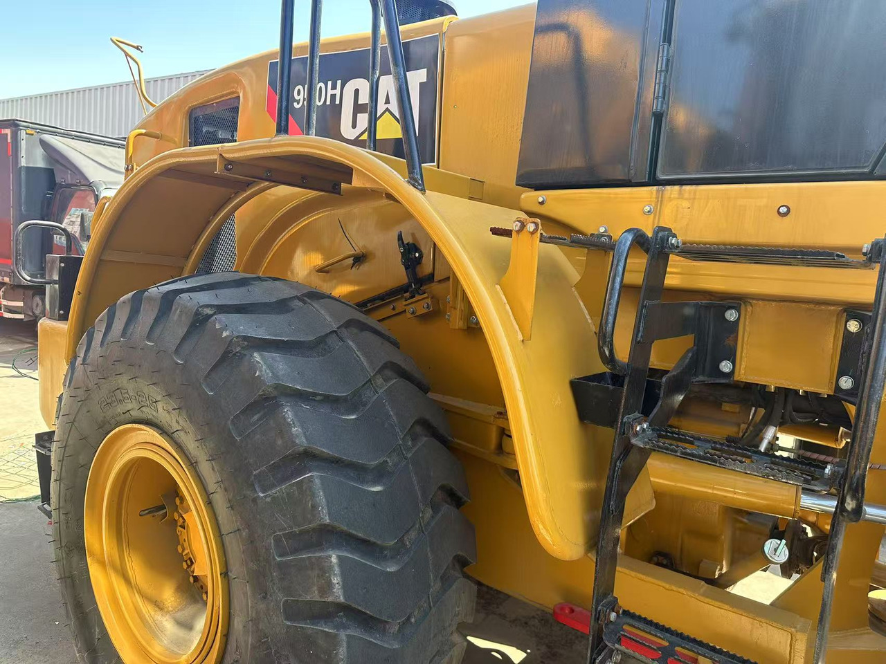 CATERPILLAR 950H - Gumikerekes homlokrakodó: 3 kép. CATERPILLAR 950H - Gumikerekes homlokrakodó: 3 kép.