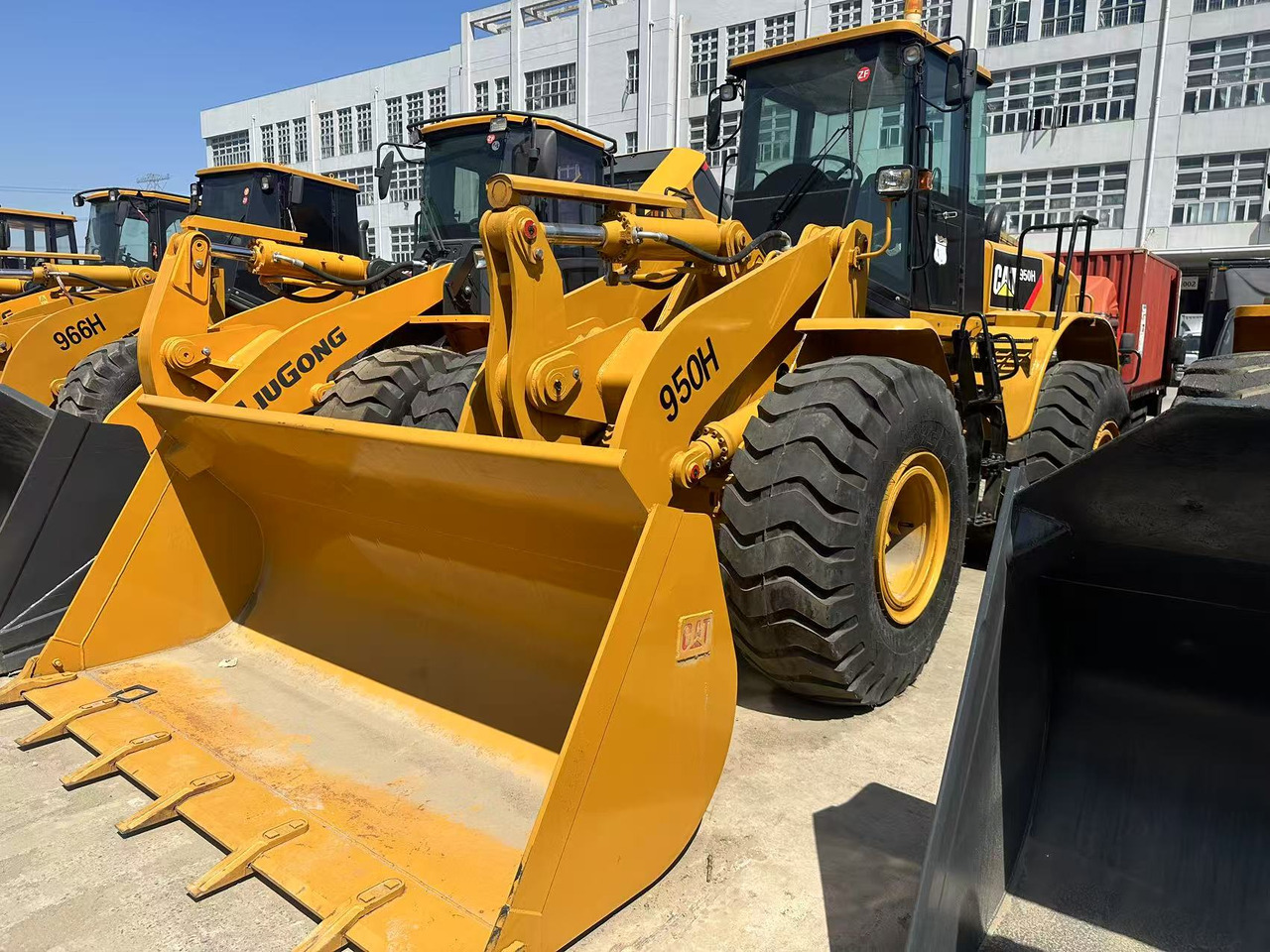 CATERPILLAR 950H - Gumikerekes homlokrakodó: 2 kép. CATERPILLAR 950H - Gumikerekes homlokrakodó: 2 kép.