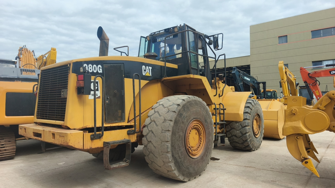 CATERPILLAR 980G - Gumikerekes homlokrakodó: 2 kép. CATERPILLAR 980G - Gumikerekes homlokrakodó: 2 kép.