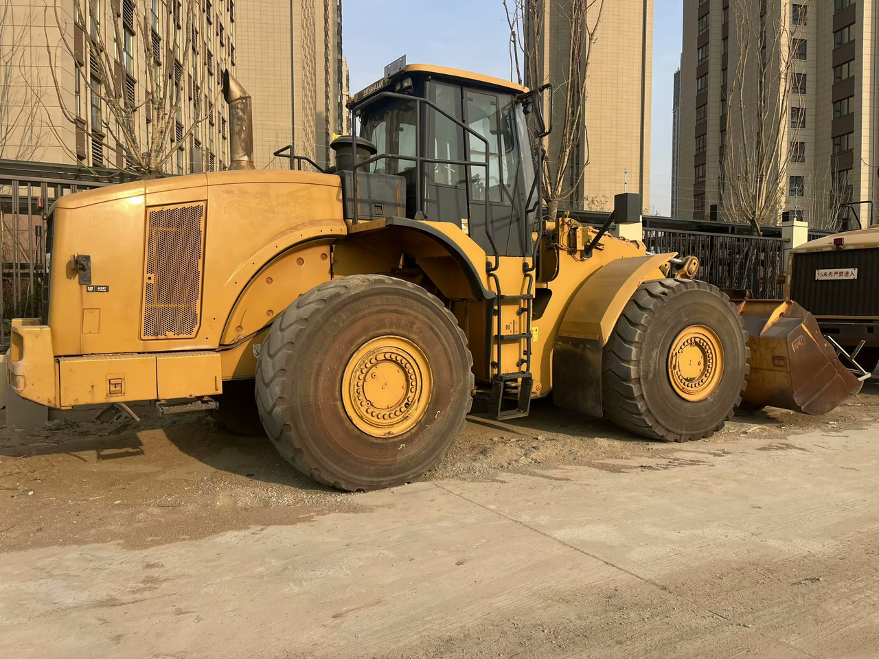 CATERPILLAR 980H - Gumikerekes homlokrakodó: 2 kép. CATERPILLAR 980H - Gumikerekes homlokrakodó: 2 kép.