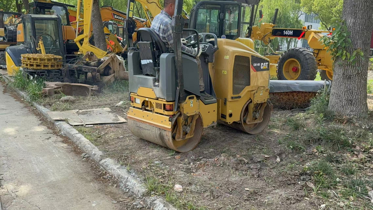 CATERPILLAR CB14B - Úthenger: 1 kép. CATERPILLAR CB14B - Úthenger: 1 kép.