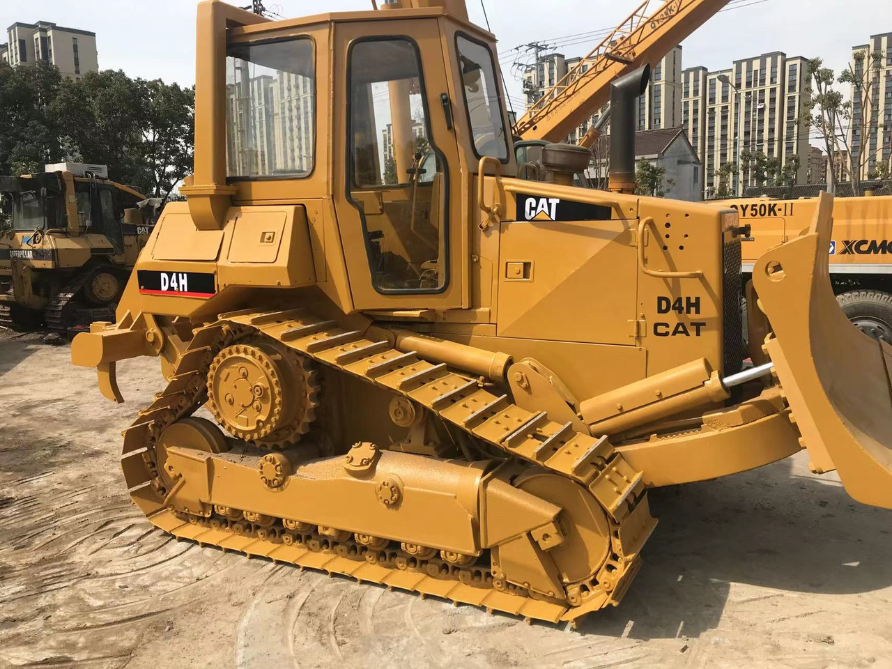CATERPILLAR D4H - Buldózer: 4 kép. CATERPILLAR D4H - Buldózer: 4 kép.