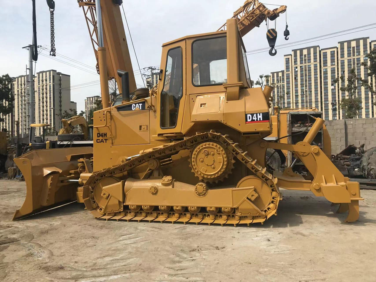 CATERPILLAR D4H - Buldózer: 2 kép. CATERPILLAR D4H - Buldózer: 2 kép.