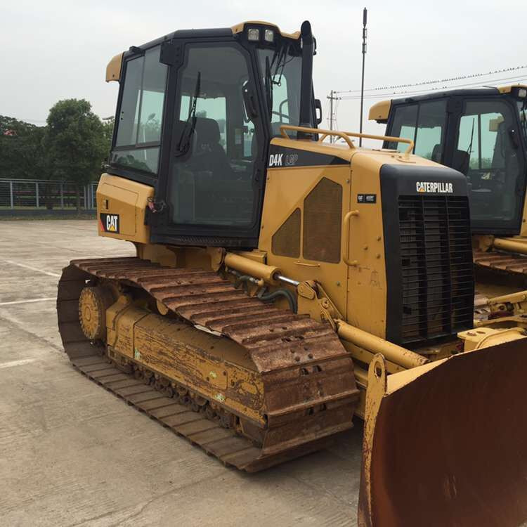 CATERPILLAR D4K - Buldózer: 2 kép. CATERPILLAR D4K - Buldózer: 2 kép.