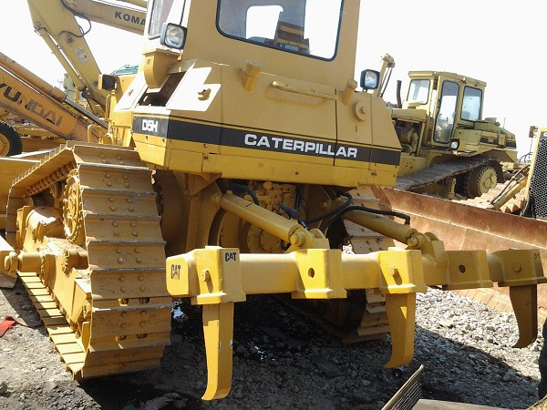 CATERPILLAR D5H - Buldózer: 3 kép. CATERPILLAR D5H - Buldózer: 3 kép.