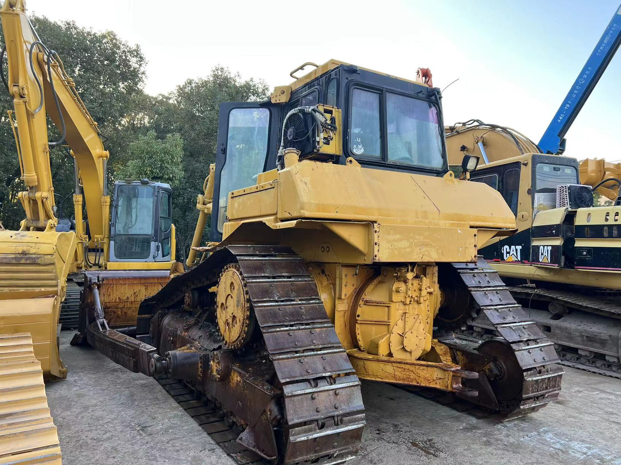 CATERPILLAR D6H - Buldózer: 2 kép. CATERPILLAR D6H - Buldózer: 2 kép.
