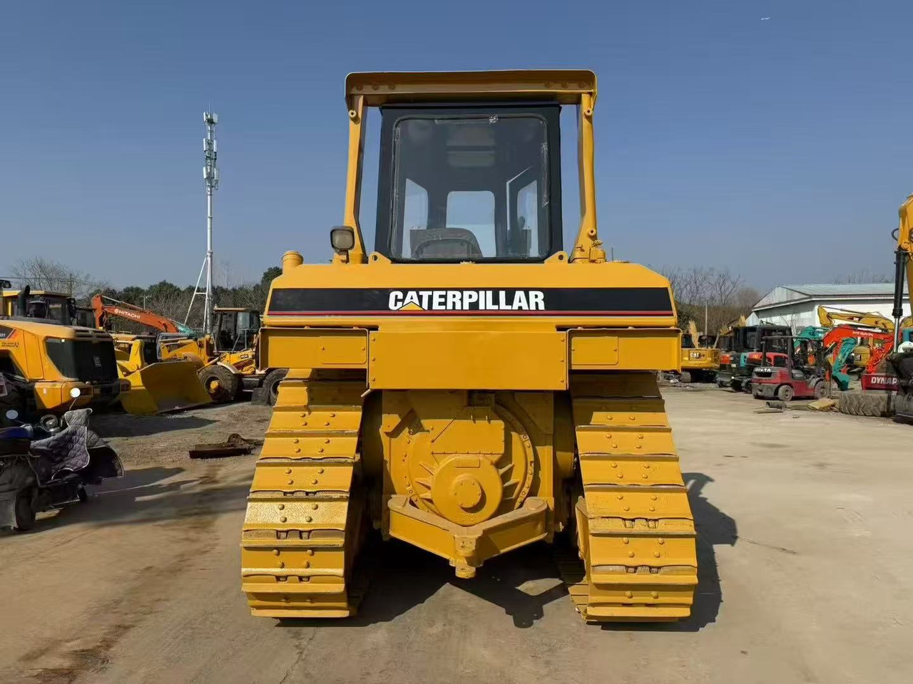 CATERPILLAR D6R - Buldózer: 4 kép. CATERPILLAR D6R - Buldózer: 4 kép.