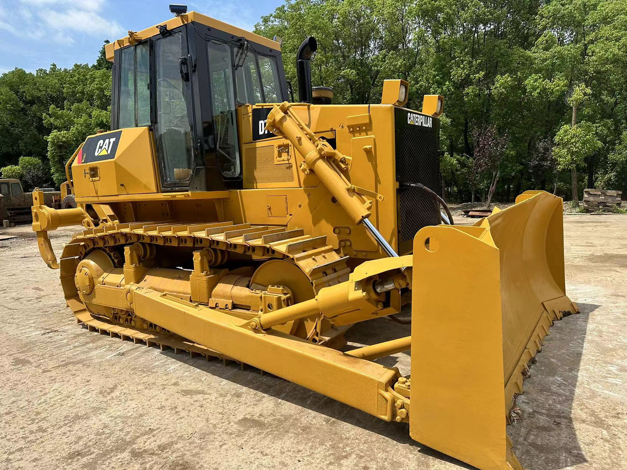 CATERPILLAR D7G2 - Buldózer: 2 kép. CATERPILLAR D7G2 - Buldózer: 2 kép.
