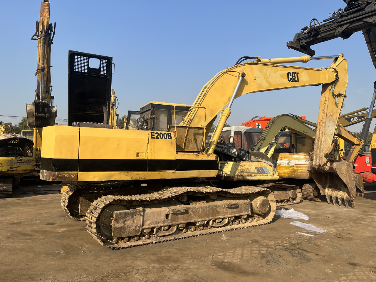 CATERPILLAR E200 - Lánctalpas kotró: 5 kép. CATERPILLAR E200 - Lánctalpas kotró: 5 kép.