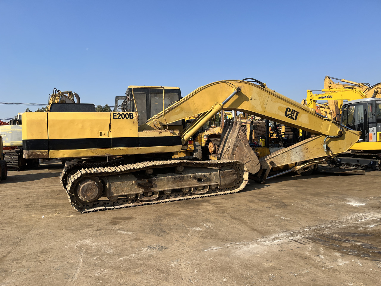 CATERPILLAR E200 - Lánctalpas kotró: 1 kép. CATERPILLAR E200 - Lánctalpas kotró: 1 kép.