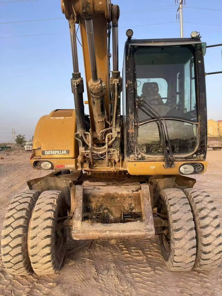 CATERPILLAR M315 - Gumikerekes kotró: 3 kép. CATERPILLAR M315 - Gumikerekes kotró: 3 kép.