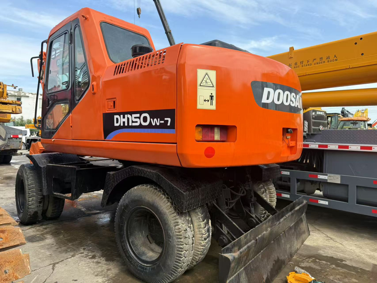 DOOSAN DH150W-7 - Gumikerekes kotró: 1 kép. DOOSAN DH150W-7 - Gumikerekes kotró: 1 kép.