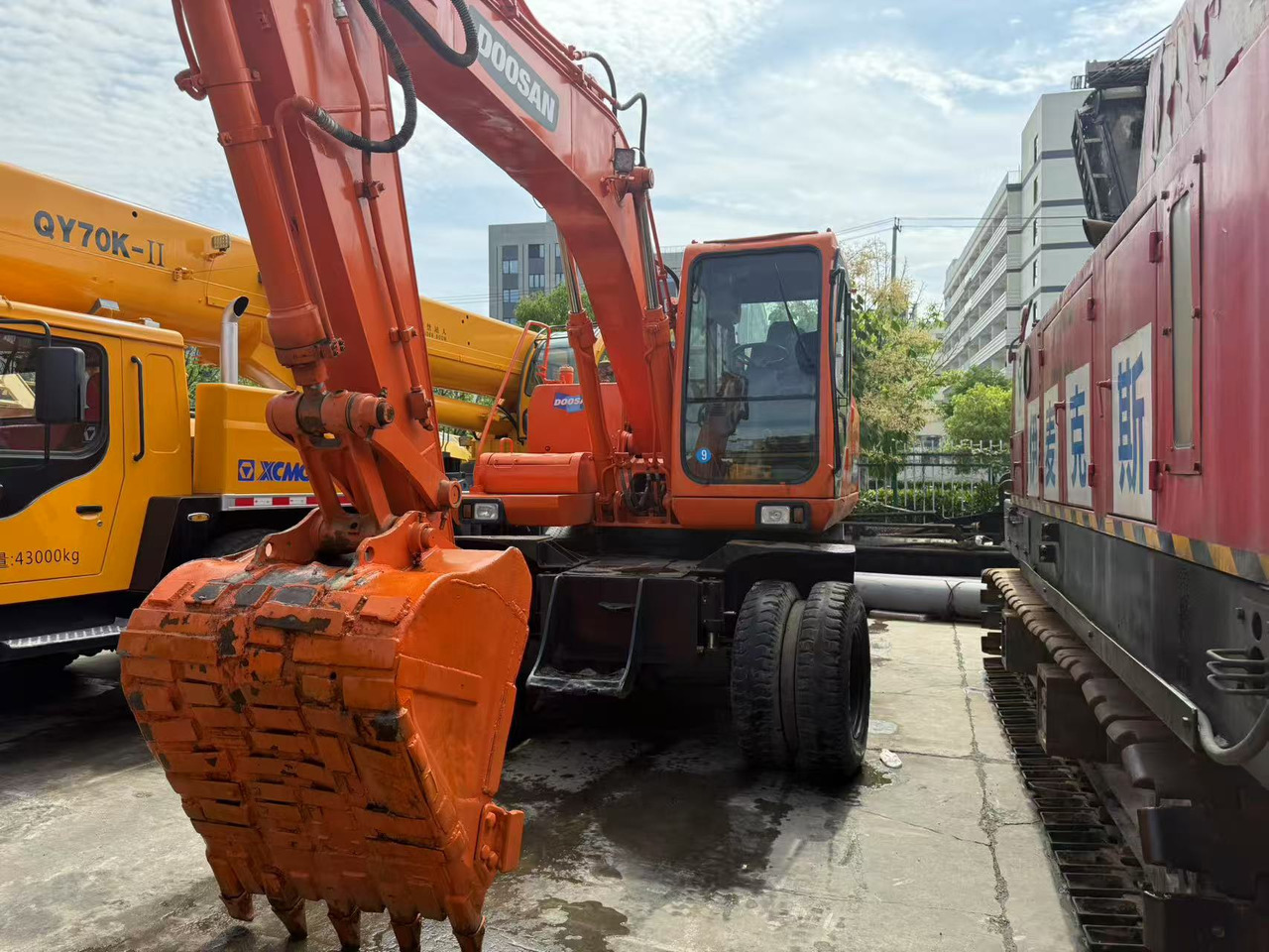 DOOSAN DH150W-7 - Gumikerekes kotró: 2 kép. DOOSAN DH150W-7 - Gumikerekes kotró: 2 kép.