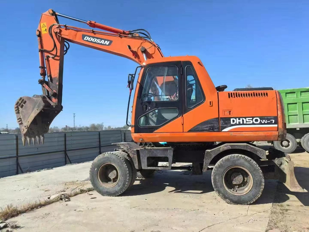 DOOSAN DH150W-7 - Gumikerekes kotró: 3 kép. DOOSAN DH150W-7 - Gumikerekes kotró: 3 kép.