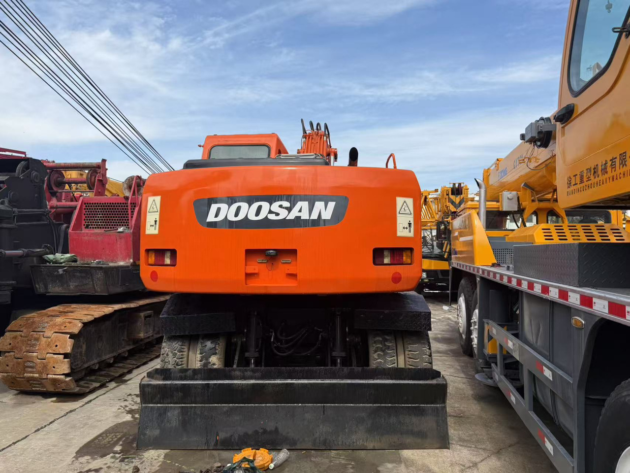 DOOSAN DH150W-7 - Gumikerekes kotró: 3 kép. DOOSAN DH150W-7 - Gumikerekes kotró: 3 kép.