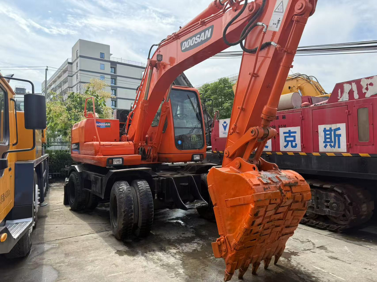 DOOSAN DH150W-7 - Gumikerekes kotró: 4 kép. DOOSAN DH150W-7 - Gumikerekes kotró: 4 kép.