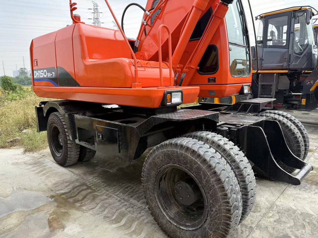 DOOSAN DH150W-7 - Gumikerekes kotró: 4 kép. DOOSAN DH150W-7 - Gumikerekes kotró: 4 kép.