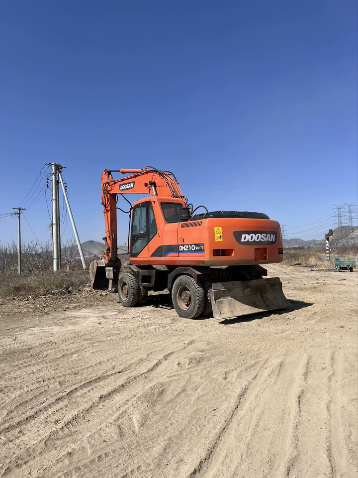 DOOSAN DH210W-7 - Gumikerekes kotró: 5 kép. DOOSAN DH210W-7 - Gumikerekes kotró: 5 kép.