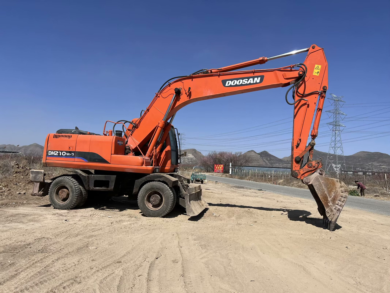 DOOSAN DH210W-7 - Gumikerekes kotró: 4 kép. DOOSAN DH210W-7 - Gumikerekes kotró: 4 kép.