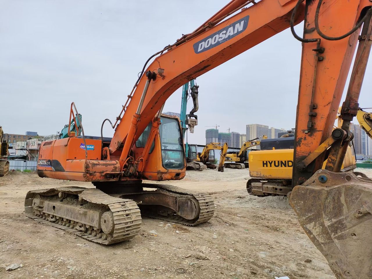DOOSAN DH225LC-7 - Lánctalpas kotró: 3 kép. DOOSAN DH225LC-7 - Lánctalpas kotró: 3 kép.