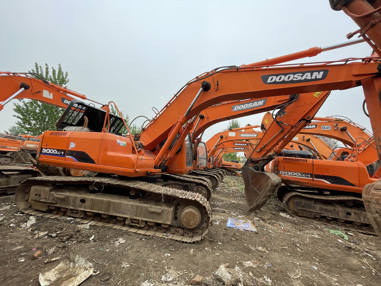DOOSAN DH300LC-7 - Lánctalpas kotró: 3 kép. DOOSAN DH300LC-7 - Lánctalpas kotró: 3 kép.
