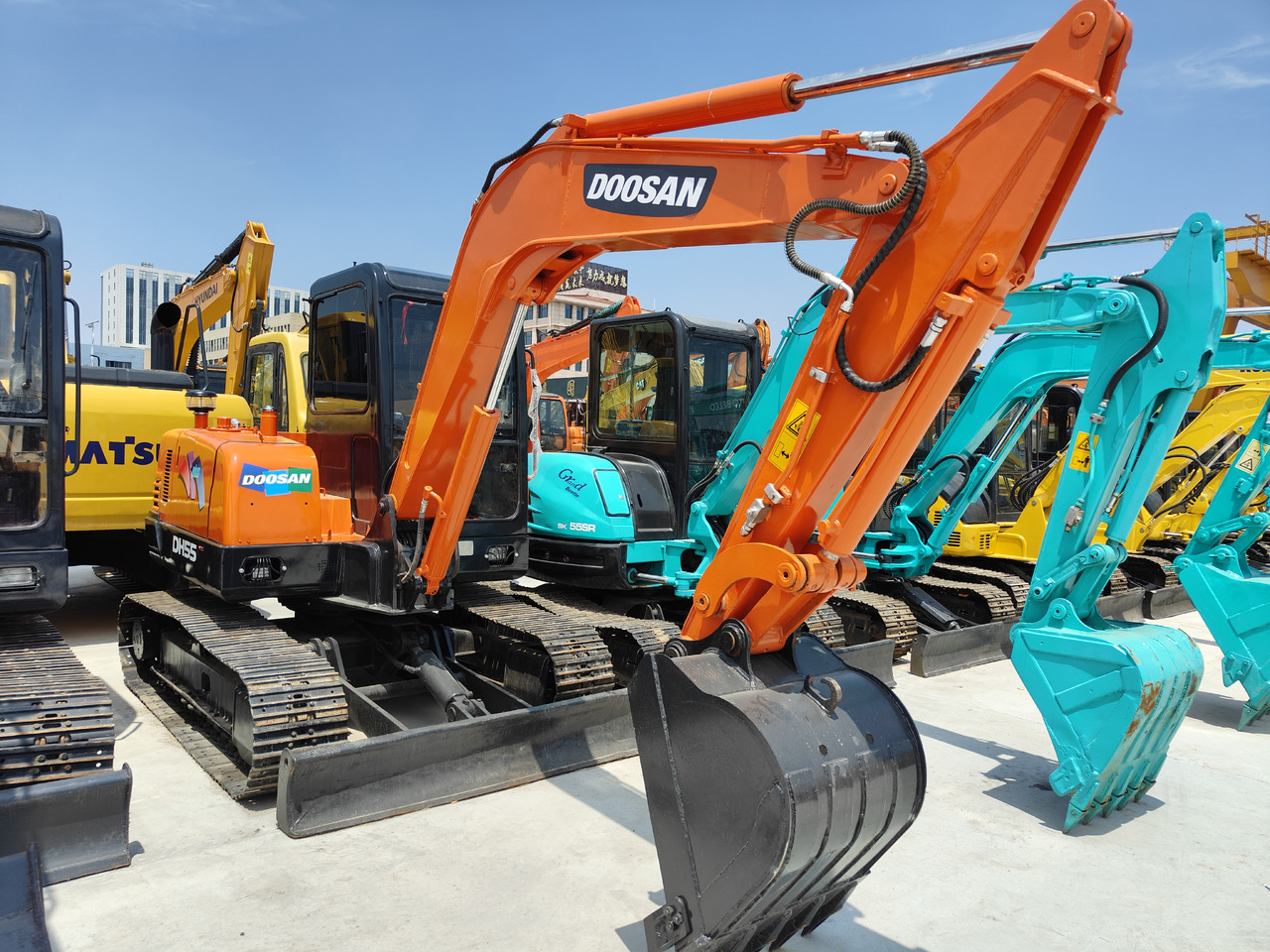 DOOSAN DH55 - Lánctalpas kotró: 3 kép. DOOSAN DH55 - Lánctalpas kotró: 3 kép.