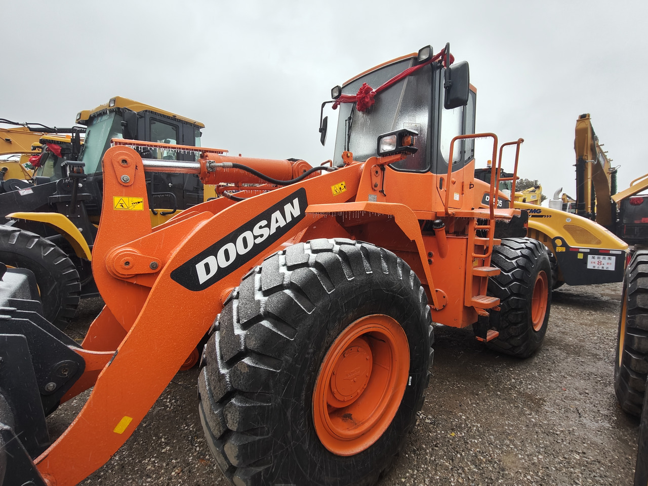 DOOSAN DL505 - Gumikerekes homlokrakodó: 3 kép. DOOSAN DL505 - Gumikerekes homlokrakodó: 3 kép.